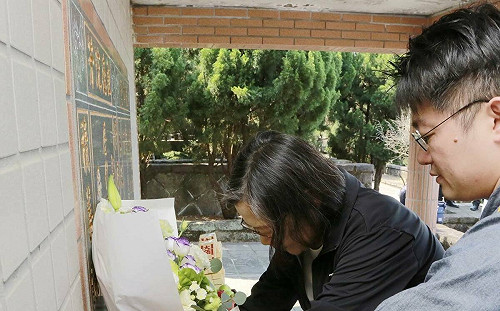 再赴八里山上悼史明 蔡英文：台灣人一定要團結起來