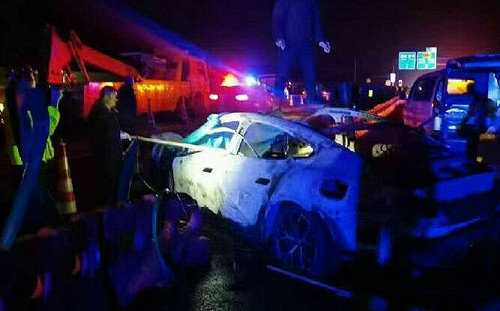 危機處理不及格! SU7火燒車害3死 雷軍神隱3天才出面 小米股價再跌4.19%