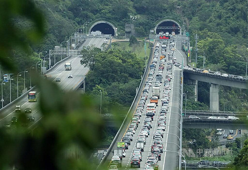清明連假首日出遊潮 國道午後車流量大局部壅塞