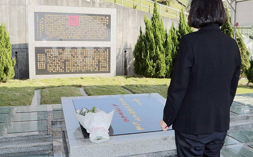 李登輝墳前致意 蔡英文籲：沉著冷靜、 團結守護台灣