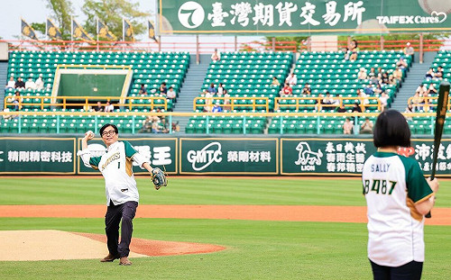 陳其邁開球觀賽加持  台鋼雄鷹隊史第二年主場首戰開紅盤