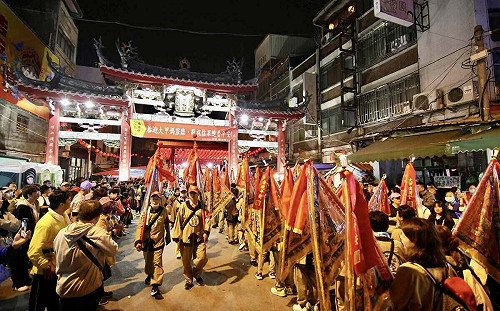 大甲媽遶境彰化爆推擠衝突 彰警壓制2人並帶回管束