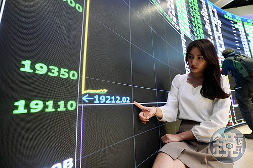 台股暴跌2000點創紀錄!跌停家數近千 股民哀號:開盤就收盤