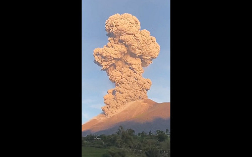 (影) 菲律賓火山突然爆發 4000 公尺火山灰柱直衝天際