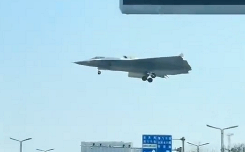 (影) 中美六代機較勁! 殲-36超低空飛過引震撼 美海軍將宣佈F/A-XX中標者