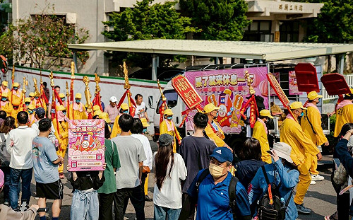 大甲媽遶境走不累！《星城Online》祈福相伴 送錢母、休息車一路同行