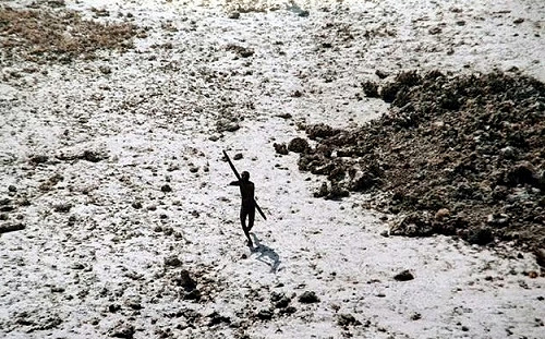 這個一定要給他們嚐一嚐! 美網紅闖與世隔絕部落送可樂 恐被印度關5年