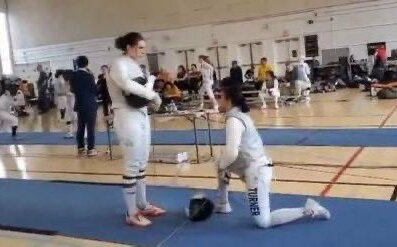 跨性別爭議再起! 女選手跪地拒與變性選手競賽 緬因州支持變性參賽釀爭吵