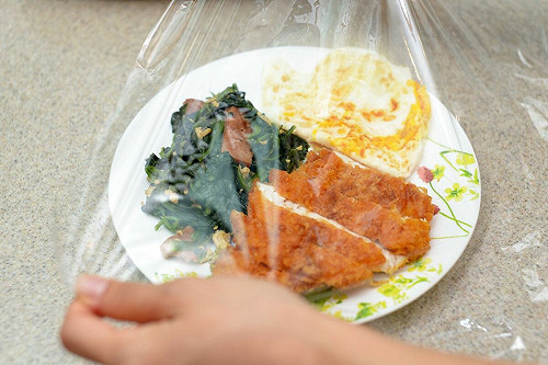 還在用毒保鮮膜？　營養師驚爆「一材質」碰食物就別吃