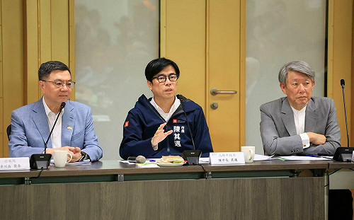 陪同卓揆出席高雄地區產業座談  陳其邁呼籲化危機為轉機  