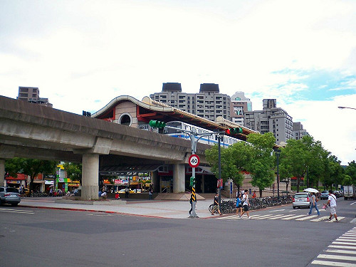 北捷石牌站驚傳女子刺傷等車民眾　遭眾人壓制當場被逮