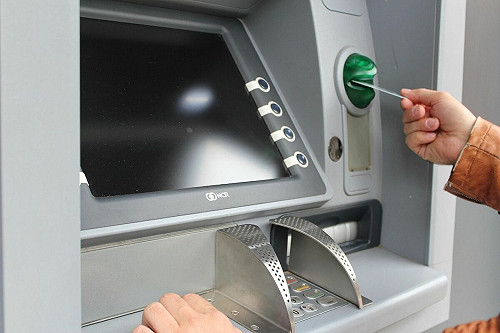 不用排隊領薪水了！吐瓦魯啟用國內首台ATM　總理：歷史性的一刻