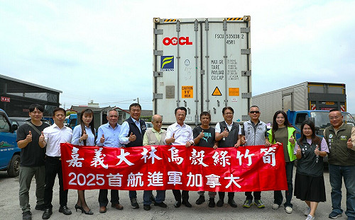 嘉義縣烏殼綠竹筍首批裝櫃出口加拿大  翁章粱視察裝箱情形