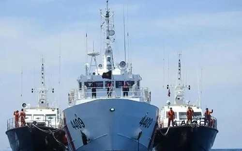 不到10公尺 菲海警4度逼近中國船! 搶南海戰略要地 兩國黃岩島再衝突