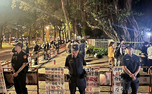 (影) 朱立倫高呼再集結北檢 現場冷清、藍軍支持者寥寥可數