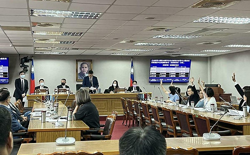 吳釗燮未請假列席「共諜案」專案報告  藍白多數通過譴責案 