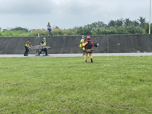 女山友攀登南三段跌傷  空勤直升機吊掛救援