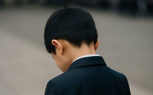 孩子快撐不住了！憂鬱症年齡急下降  醫示警：國小生就會自傷