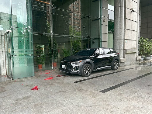 交通部大門遭人燃放鞭炮 女嫌到案說明依法送辦