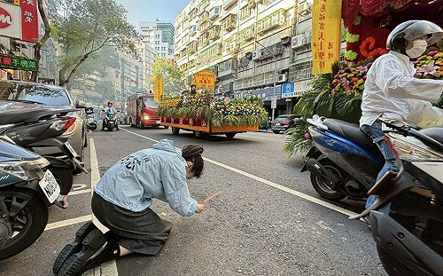 曾喊佛擋殺佛！徐巧芯跪拜媽祖「香根本沒點？」曹興誠：連媽祖都敢騙