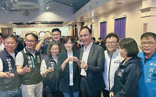 朱立倫、高虹安比愛心同框  黃智賢諷「美麗的風景線」：一直作賤林耕仁