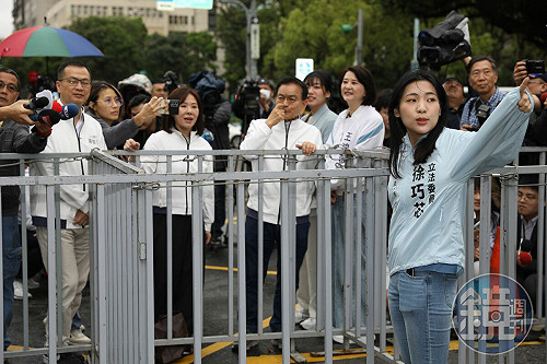 快訊／衝北院力挺黃呂錦茹　徐巧芯闖管制區高喊這句口號