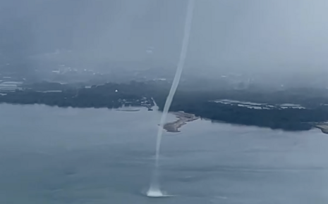 (影)空中驚魂！曼谷飛普吉島驚遇「水龍捲風」直上雲霄 乘客念經祈禱