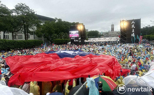 圖輯》426藍白凱道大遊行！「反綠共戰獨裁」 旗海飄揚現場逾25萬人