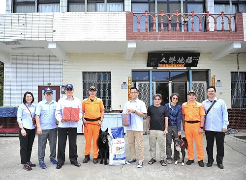 海巡偵搜犬鐵諾退役最後巡禮 遊客爭相合影留念