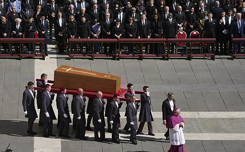 萬人湧入聖伯多祿廣場  川普、拜登、澤連斯基皆到場送別教宗