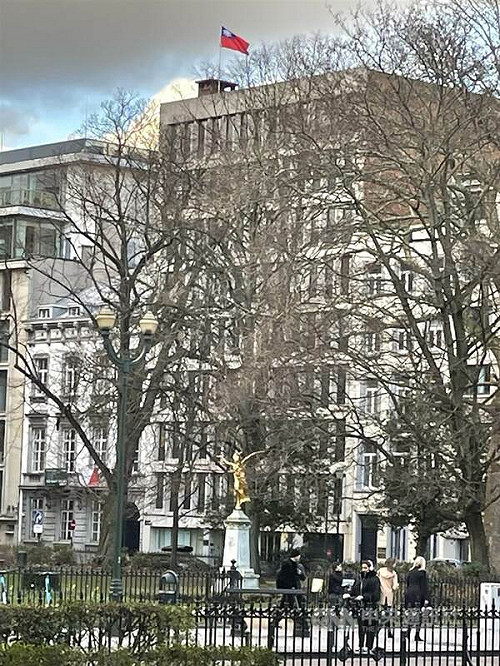 台灣駐處國旗頂樓改室內 比利時媒體揭中國打壓過程