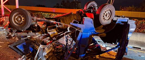 國道中山高彰化段小貨車撞聯結車 駕駛命危送醫