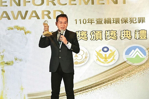 揭穿環境部淫狼2/熊抱強吻全都來 李健育伸狼爪還問:妳想當到什麼職位