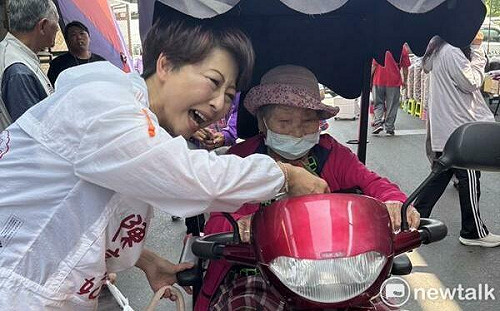 陳亭妃母親節前夕市場送暖 再引賴清德「要團結向前」之說籲黨內團結
