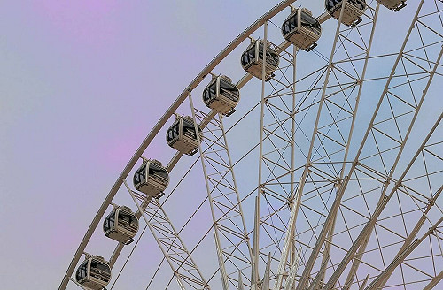 高雄摩天輪淪砲房？知名偽娘捲不雅片牟利疑雲　急發聲明自清