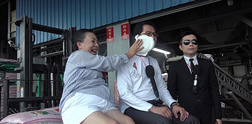 躺米袋、砸米派  張花冠推觀光無底限