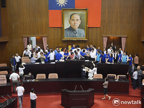 立院續審前瞻  藍委霸佔主席台僅10分就遭擊潰
