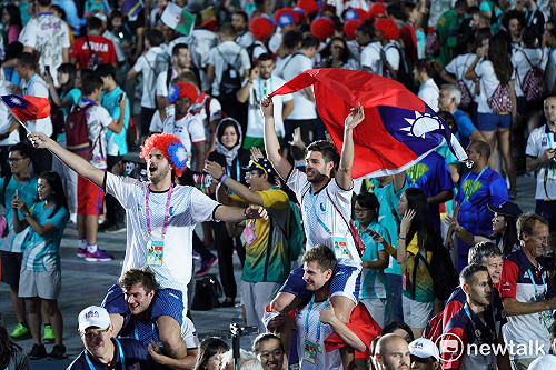 國旗帽 國旗現身世大運  閉幕典禮超感動