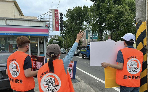 譴責暴力！罷免徐欣瑩志工遭伸縮桿攻擊！罷團：絕不容忍也不會退縮