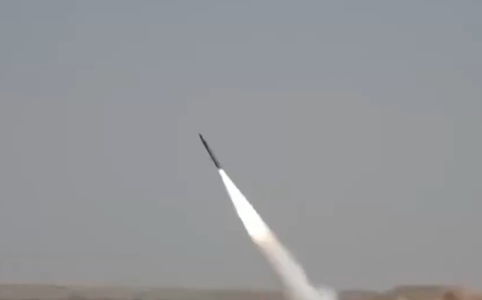 (影) 攔不住了? 伊首射「法塔赫-1」、「泥石」突襲 稱12枚以攔截飛彈全撲空