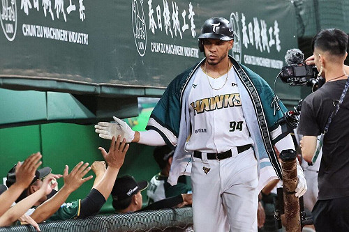 魔鷹6戰6轟連2場雙響砲 率雄鷹擊退龍隊