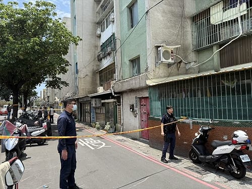 高雄2男債務談判持刀磚互毆 5樓打到1樓1人傷重