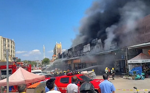 (影) 昆明大火! 濃煙蔽天 商貿城30家店面燒成廢墟 傷亡人數未公布