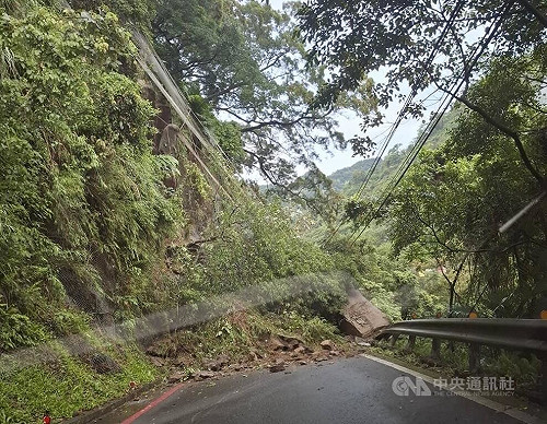 三峽北111縣道部分路段土石崩落  雙向無法通行