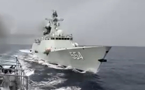 三打一？黃岩島衝突罕見軍艦上陣 中國2艦＋1海警船「夾擊」菲巡邏艦