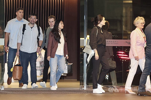 黃仁勳晚間未現身 私人專機載妻子兒女先抵台