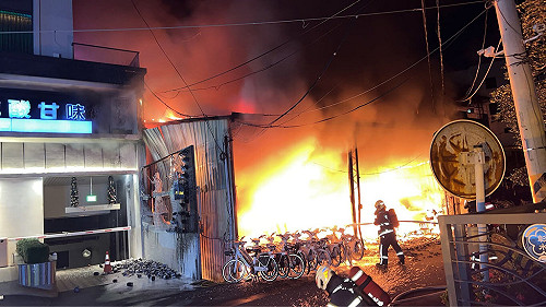 彰化公共自行車檢修區大火  波及旅店急撤15房客