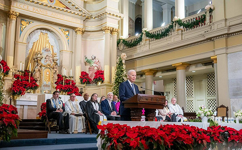 美記者新書：拜登任內後期閣員都難見到他 助手議論讓他坐輪椅