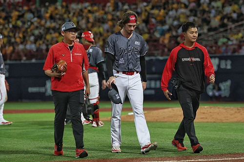 鑀龍左手小指骨裂 至少休2個月葉總坦言難抉擇