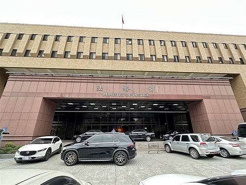 政府平台萬人附議加重虐童刑責  法務部：不予採納